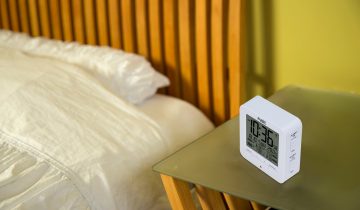 Fysic FKW-8 DCF Wekker met thermometer - Wekker met dag, datum en temperatuur aanduiding - compact