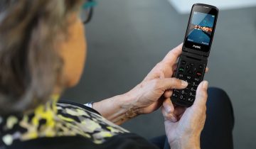 Fysic F15 – Eenvoudige Mobiele Klaptelefoon voor Senioren – 4G GSM met SOS Paniekknop – Zwart