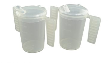 Comforthulpmiddelen Drinkbeker met platte handgrepen en twee tuitdeksels