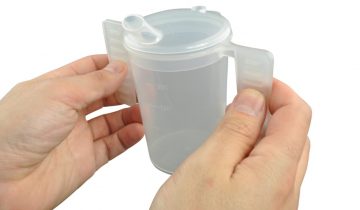 Comforthulpmiddelen Drinkbeker met platte handgrepen en twee tuitdeksels